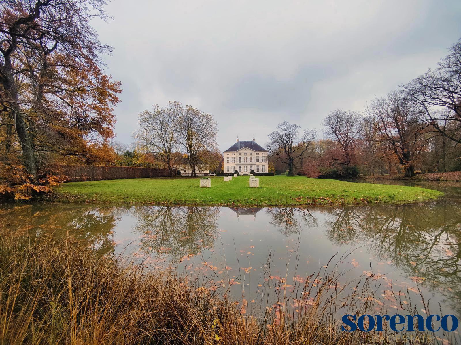 Magnifiek geklasseerd kasteel op een parkdomein van ca. 15 hectare met koetshuis, vijvers, parking en aangelegde parktuin  - foto 2