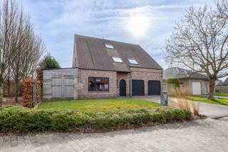 TE KOOP MET PRE-VIEW: enkel op afspraak.Deze ruime woning is ideaal gelegen in een doodlopende straat, wat zorgt voor maximale rust en veiligheid,...