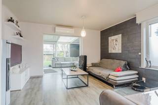 In een <strong>rustige en aangename wijk</strong>, de <strong>Pastoor Pypestraat in Geluwe</strong>, bevindt zich deze <strong>vrijstaande woning</strong> op een <strong>perceel van 575 m².</strong><br />De woning geniet van een <strong>vlotte bereikbaarheid</strong> dankzij de <strong>nabijheid</strong> van de <strong>autostrade, winkels en andere dagelijkse voorzieningen</strong>. <br />Via de <strong>aparte inkomhal</strong> komt u terecht in de <strong>leefruimte met halfopen keuken</strong>. <strong>Aansluitend</strong> bevindt zich de <strong>veranda met ingebouwde houtcassette</strong>, een heerlijke plek om te genieten. De woning is bovendien uitgerust met een <strong>warmtepomp (lucht/lucht) en een pelletkachel</strong>, wat bijdraagt aan een <strong>energiezuinige en aangename woonomgeving</strong>.<br />Naast de keuken vindt u een <strong>praktische berging en een garage</strong> die eveneens perfect ingericht kan worden als <strong>extra slaapkamer</strong>.<br />Verder beschikt het gelijkvloers over een <strong>slaapkamer, een douchekamer en een afzonderlijk gastentoilet</strong>.<br />Op de <strong>eerste verdieping</strong> bevinden zich nog <strong>drie volwaardige slaapkamers</strong>, bijkomende <strong>bergruimte</strong> en een <strong>tweede badkamer</strong>.<br />Ook buiten heeft deze woning heel wat te bieden. De <strong>verzorgde en gezellige tuin</strong> met <strong>vijver</strong> vormt een echte meerwaarde. Vooraan de woning is er <strong>voldoende parkeergelegenheid</strong> aanwezig. Daarnaast beschikt de woning zowel links als rechts over <strong>extra bergruimte</strong> <strong>en een tuinhuis</strong>.<br />De woning dateert van 1986, is <strong>asbestveilig</strong> en werd bovendien uitgerust met maar liefst <strong>32 zonnepanelen</strong> en een <strong>regenwaterput van 10.000 liter</strong>.<br /><br /><span><span><span><span><span>Interesse in deze veelzijdige gezinswoning?<br />Contacteer <strong>Yorben</strong> via <strong>0468 188 061</strong> of <u><strong>yorben@dekeyser.immo</strong> </u>voor een bezoek.</span></span></span></span></span><br /> 