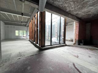 Are you looking for a spacious and versatile commercial ground floor in a strategic location? Then this shell property on Boomsesteenweg in Wilrijk is the perfect opportunity for your business!This ground floor has a surface area of no less than 494 m² and also offers a pleasant garden of 191 m² – a unique advantage. The property is located in an excellent visible location, along one of Antwerp's busiest thoroughfares, ensuring visibility and a constant flow of passers-by. Thanks to its shell condition, you have the freedom to design and finish it entirely to your taste.With ample space and a central location, this commercial ground floor is a golden opportunity for ambitious entrepreneurs who want to benefit from an easily accessible location for both customers and suppliers.Abricasa – Real Estate for Generations.Your Trusted Real Estate PartnerDo you want to sell your property or are you looking for a real estate agent for rental or management? Abricasa provides personalized guidance for all your real estate needs, from start to finish. Get to know us!