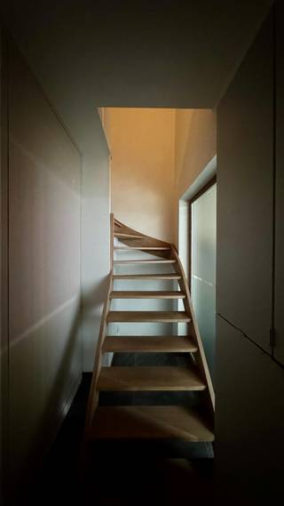 Op een toplocatie in het bruisende centrum van Gent, vlakbij het Zuidpark, bevindt zich dit karaktervolle en gezellig ingerichte appartement.<br />De leefruimte wordt gekenmerkt door een unieke en sfeervolle loungehoek met zicht op de stad — de ideale plek om te ontspannen na een drukke dag. De grote raampartijen zorgen voor aangenaam natuurlijk licht en versterken het ruimtelijk gevoel.<br />Het appartement beschikt over een slaapkamer met aansluitend een extra kamer 'en-suite' die flexibel kan worden ingericht, bijvoorbeeld als dressing, bureau of extra slaapruimte. Grote douchekamer met dubbele lavabo en ingemaakte kasten.<br />Een ideaal appartement voor wie centraal wil wonen met alles binnen handbereik, en tegelijk wil genieten van een warme en karaktervolle woonomgeving.<br />De algemene kosten bedragen slechts 50 €/maand!<br />Info en bezoeken via 0496/70.10.30 of patrick@affinimmo.be