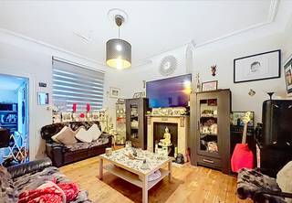 <p>We Invest heeft het genoegen u deze prachtige duplex voor te stellen, gelegen op de bovenste verdieping van een kleine mede-eigendom zonder lasten. Het gebouw geniet van een strategische ligging, in een rustige straat in het hart van Schaarbeek.<span></span></p>
<p>Op de 2de verdieping is het appartement als volgt ingedeeld: woonkamer, ouderlijke slaapkamer, dressing, eetkamer, kitchenette en doucheruimte.</p>
<p>Op de bovenverdieping vindt u drie slaapkamers, waarvan één met een kleine mezzanine. Mogelijkheid tot 4 slaapkamers of een mooie leefruimte en 3 slaapkamers op de verdieping.</p>
<p>Houd er rekening mee dat de woning enige opfrissingswerken en een herindeling van de ruimtes vereist. Elektriciteit dient in overeenstemming te worden gebracht.</p>
<p>EPB > G - CO2: 171 kg/(m².jaar) - 854 [kWhEP/(m².jaar)].</p>
<p>Desondanks blijft het potentieel enorm, zowel voor eigen bewoning als voor een investeringsproject.</p>
<p>Inlichtingen en bezoeken: maxime.l@weinvest.be | 02 315 77 22.</p>
<br />Elektrische installatie niet conform.<br /><br />Een opportuniteit die u snel moet ontdekken!