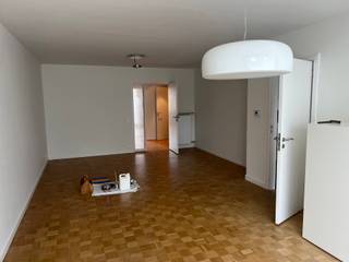Zeer centraal gelegen appartement op een eerste verdieping. Vlakbij E19, A12, scholen, supermarkten, parken, ziekenhuizen en openbaar vervoer.<br /><br />Indeling: Inkomhal op parket met ingemaakte berging, vestiaire en apart toilet met handenwasser. Woonkamer op parket, 2 slaapkamers op laminaat waarvan één toegang verleent tot het terrasje met berging. De badkamer is voorzien van ligbad en badkamermeubel. De keuken voldoet aan alle hedendaagse comfort.<br />Het appartement is uitgerust met driedubbele beglazing.<br /><br />Garagebox verplicht bij te huren aan €75,00/maand.<br /><br />Gemeenschappelijke fietsenberging achter het gebouw.<br /><br />Alg. onkosten bedragen €60,00 per maand (onderhoud gemene delen, lift, en privatief waterverbruik).<br /><br />EPC: 102KwH/m²/jaar (Energielabel - B) - Waarborg: 3 maanden via verzekeringsbon Korfine - Plaatsbeschrijving: €225 incl. BTW/per partij <br /><br />Alg. onkosten bedragen €60,00 per maand (onderhoud gemene delen, lift, en privatief waterverbruik).<br /><br />EPC: 102KwH/m²/jaar (Energielabel - B) - Waarborg: 3 maanden via verzekeringsbon Korfine - Plaatsbeschrijving: €225 incl. BTW/per partij