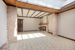 Ben je op zoek naar een woning met een praktische indeling en aangename buitenruimte?<br />Dan is deze woning in de Galgenstraat te Kruibeke zeker een bezoek waard.<br /><br />Je komt de woning binnen via de inkomhal, die toegang geeft tot de leefruimte.<br />Aansluitend bevindt zich de keuken, met verder een badkamer.<br /><br />Op de eerste verdieping <strong>twee slaapkamers</strong>.<br />Daarnaast beschikt de woning ook nog over een zolder, ideaal als extra bergruimte of voor wie op termijn nog bijkomende mogelijkheden ziet.<br /><br />Buiten vind je een terras en tuin en nog een extra stockageruimte.<br />Een oprit en garage zorgen bovendien voor extra parkeergelegenheid en praktische bergruimte.<br /><br />Bron bewoonbare oppervlakte: EPC-certificaat.<br />Renovatieverplichting residentiële gebouwen van toepassing.<br />https://www.vlaanderen.be/een-huis-of-appartement-kopen/renovatieverplichting-voor-residentiele-gebouwen<br /><br />Een leuke woning op een gunstige ligging in Kruibeke.<br />Interesse? Bel ons op 03/775.78.79 voor een bezoek!<br />Ben je ook van plan jouw eigendom te verkopen? Maak een afspraak voor een gratis schatting, wij maken er samen een succesverhaal van.