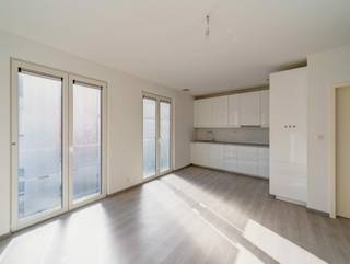 <p>Welkom in dit 1-slaapkamerappartement hartje Merksem.</p><p>U komt binnen in de woonkamer met een open keuken. In de ruime woonkamer kan u genieten van zeer veel lichtinval dankzij de grote raampartijen. Naast de leefruimte, de geïnstalleerde keuken met oven, keramische kookplaat, dampkap, ijskast en een spoelbak. Vervolgens, de ruime slaapkamer die toegang geeft tot het Zuid-west gerichte terras. De badkamer is voorzien van een douche, een toilet en een lavabo. Verder is er een berging met aansluiting voorzien voor een wasmachine en droogkast.</p><p>Strategisch gelegen in het centrum van Merksem nabij winkels, scholen en openbaar vervoer.</p><p>Nabij 3 parken: Park Rozendaal, Runcvoortpark en Bouckenborghpark!</p><p>Er zijn geen vaste kosten.</p><p>Er dient een waarborg van 3 maanden voorzien te worden.</p><p>Plaatsbeschrijving wordt opgemaakt voor gedeelde kosten tussen huurder en verhuurder.</p><p>Bijzonderheden:</p><p>✅ Geen vaste kosten</p><p>✅ Zeer energiezuinig E37</p><p>✅ Centrale ligging</p><p>✅ Openbaar vervoer</p><p>✅ Onmiddellijk beschikbaar!</p>