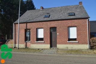 Rustig gelegen woning bestaande uit leefruimte, eetkamer, keuken, badkamer met ligbad, 3 slaapkamers, veranda, berging, terras en tuin. EPC:...