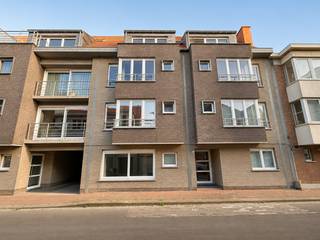 Vrij recent appartement in een verzorgde residentie te Heist centrum voorzien van 2 slaapkamers en een zuidgericht terras. De residentie werd opgeleverd in het jaar 2010. <br /><br />Indeling: Inkom, een ruime woonkamer met een halfopen en volledig ingerichte keuken, gastentoilet, twee slaapkamers waarvan één volwaardige slaapkamer en een tweede kinderkamer of dressing. Beide slaapkamers geven uit op een zongericht terras met uitweg. Het terras is groot genoeg voor het plaatsen van een tafel. Verder een moderne badkamer met inloopdouche en aansluiting voor de was-en droogmachine. In het gebouw inbegrepen een privatieve kelderberging en fietsenstalling. <br /><br />Asbestveilig, een blanco elektrische keuring en energielabel ... . <br /><br />Bezoeken? Graag na afspraak met Willem Cauwels op tel 050.89.27.70