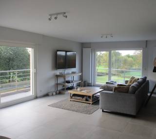 - Gelegen op de verdieping in gebouw van 3 appartementen<br />- Zeer lichte woonkamer met unieke open keuken ca. 50 m²<br />- 3 mooie slaapkamers<br />- Prachtige badkamer met inloopdouche, ligbad en meubel<br />- Ruime wasberging<br />- Zuidterras ca. 24 m²<br />- Weids uitzicht op weilanden<br />- Overal automatisch bediende rolluiken<br />- Lift<br />- E-peil: 23<br />- EPC-waarde = 42,84 kWh/m² (per jaar)<br />- Watertoets: P-score: D - G-score: C<br />- 80 €/maand gemeenschappelijke kosten<br />- 130 €/maand garage verplicht bij te nemen<br /><br />Beschikbaar 1 mei 2026<br /><br />Mogelijk overstromingsgevoelig gebied<br /><br />Vg-Wg-Gdv-Gvkr-Gvv<br /><br />Contacteer ons via info@vergimmo.be