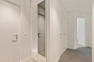 Ben je op zoek naar een nieuw plekje in het bruisende centrum van Leuven? Dit moderne nieuwbouwappartement biedt de perfecte balans tussen rust en de levendige stadsomgeving, en is bovendien direct beschikbaar!<br /><br />Gelegen in de nieuwe, duurzame 'Hertogensite', biedt deze sfeervolle locatie een eigentijdse woonomgeving midden in de stad met een goede verbinding met de autosnelweg of openbaar vervoer.<br /><br />Het appartement op de tweede verdieping beschikt over een inkomhal met een apart toilet, <strong>twee slaapkamers</strong> van 9m² en 13m², een <strong>aparte badkamer</strong> met bad- en douche combinatie, een lavabomeubel met spiegelkast en handdoekradiator.<br />Verder is er een living met veel natuurlijk licht en een volledig uitgeruste <strong>open keuken met eiland</strong> (vaatwasser, spoelbak, inductiekookplaat met 4 zones, ingebouwde oven en een koelkast met vriesvak).<br />Het <strong>overdekt terras</strong> maakt het geheel compleet! In de technische bergruimte vinden we de aansluitingen voor een wasmachine en droogkast.  In de ondergrondse garage is er een privatieve <strong>autostaanplaats</strong>, een privatieve berging en een gemeenschappelijke fietsenstalling aanwezig.<br /><br />Het nieuwbouw appartement werd volledig geschilderd en voorzien van gordijnrails. In de slaapkamers zijn er reeds verduisterende en zonwerende rolgordijnen voorzien. Langs de keuken zijn er lamellen geïnstalleerd. Lichtarmaturen zijn reeds aanwezig in de inkomhal, badkamer en toilet.<br /><br />Het appartement is bijna energieneutraal en wordt verwarmd met <strong>vloerverwarming via het geothermisch net van de Hertogensite</strong>.<br />Er is een <strong>ventilatie systeem met warmte recuperatie</strong> (type D) aanwezig en daarnaast beschikt het appartement over <strong>een zonnepaneel</strong>. De toiletten zijn verbonden met het regenwater systeem. <br /><br />Kortom, een modern, duurzaam en energiezuinig appartement dat onmiddellijk beschikbaar is voor bewoning!<br />De huurprijs bedraagt €1475 per maand, met €100 provisie per maand aan gemeenschappelijke kosten en een provisie voor de verwarming. Water en elektriciteit zijn individueel.<br /><br />Lijkt dit ruime, moderne en uitstekend gelegen 2-slaapkamerappartement echt iets voor jou? Wees er dan snel bij en maak zelf een afspraak via onze online agenda onder 'bezoekmoment kiezen. Of neem gerust contact met ons op voor verdere informatie of om een bezichtiging te regelen, via telefoon op 016 23 90 81 (elke weekdag bereikbaar tussen 10u en 13u). Dit is een geweldige kans die u niet wilt missen!