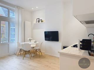 Dit appartement is gelegen op het eerste verdiep - te bereiken met trap!Vlak aan de kusttram, buurtwinkels, Zeedijk, station, alles is op...