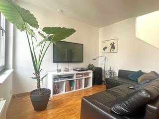 Surf naar www.abricasa.be en plan jouw verhuurafspraak in samen met onze digitale assistente Alice!2-bedroom duplex in the centre of Antwerp!You reach this newly refreshed duplex via the stairs. You step into the bright living space of 26m³ with open kitchen. On the 1st floor you also have a small storage room and separate guest toilet with hand-washer. The staircase leads to the 2nd floor. Here you will find both bedrooms of 11m² each with 2 velux windows. On this floor there is also the bathroom with shower in bath, toilet, washbasin and velux window with beautiful views of the Cathedral. This duplex flat has a prime location right in the city centre with its many restaurants and bars. - UNFURNISHED - Monthly charges: 40,- euro include: maintenance &amp; consumption common parts- Rent guarantee: 2.850,- euro (3 months rent) - Available:01/06/2026- Contract type: Fixed term (1 year) (renewable thereafter)- Address: Korte Nieuwstraat 6 - 2000 ANTWERPENWould you like to sell your house, flat, building plot or yield property? Looking for a real estate agent to rent or manage your property? Abricasa stands for personal and active real estate guidance from A to Z! Get to know us! Call us for a no-obligation appointment on 03 259 04 04 or pop into our office at Kasteelstraat 58 - 2000 Antwerp! You are most welcome!