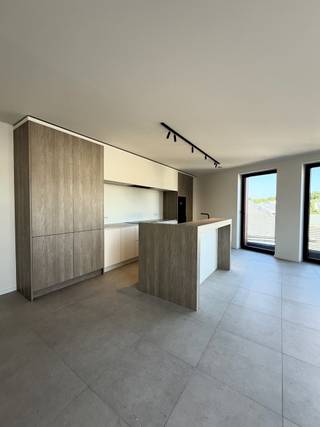 <br />Wonen in de best bereikbare gemeente van Limburg én pal in het vernieuwde groene centrum van Lummen? Dat doe je in residentie Klaver!<br /><br />Deze stijlvolle penthouse biedt 130,67m² bruto bewoonbare oppervlakte en heeft onder andere deze troeven:<br />+ Toplocatie in Lummen<br />+ Zeer ruim terras van 46,69m²<br />+ Zeer energiezuinig met zonnepanelen, warmtepomp en ventilatiesysteem D<br />+ Kwalitatieve afwerking<br />+ Veel lichtinval dankzij de grote raampartijen<br />+ Parking en kelderberging<br /><br />Verkoopprijs: € 590.000<br /><strong>All-in prijs 6% met parking en kelderberging: € 675.000<br />All-in prijs 21% met parking en kelderberging: € 750.000</strong><br /><br />Wil je dit luxueus appartement graag eens met eigen ogen zien? Neem contact op met Vestio via 011 800 000 of info@vestio.com voor een bezoekje.