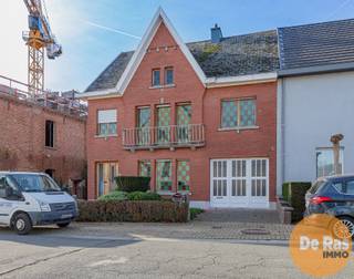 KIJKDAG ZATERDAG 27 DECEMBER 2025 VAN 10U TOT 14U (ENKEL OP AFSPRAAK!!)RESSEGEM - Deze stevige halfopen bebouwing, met zijn verzorgde uitstraling,...