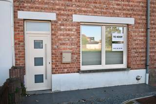 Deze goed onderhouden gesloten woning in het rustige Petegem-aan-de-Leie ligt op wandelafstand van het centrum van Deinze en biedt een ideale locatie met alle nodige faciliteiten in de nabije omgeving, zoals scholen, winkels en openbaar vervoer. De woning biedt een praktische indeling en beschikt over drie slaapkamers. Het is gelegen op een perceel van 220 m² en biedt voldoende ruimte voor een gezellige tuin van ongeveer 180 m².<br /><br />Bij binnenkomst betreden we de inkomhal, die ons toegang geeft tot de ruime leefruimte met haard. Aansluitend is de grote ingerichte open keuken die ons enerzijds toegang geeft op de badkamer met meubel, douche en toilet en anderzijds uitkijkt op de achtertuin, via de berging.<br /><br />Op de eerste verdieping bevinden zich twee volwaardige slaapkamers met ingemaakte kasten, terwijl de derde slaapkamer zich op de tweede verdieping bevindt.<br /><br />Een echte aanrader voor wie rustig maar toch in de stad wenst te wonen !<br /><br />Bel gerust naar Wim voor meer info of een afspraak op 0492 68 38 38