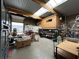 Strategisch gelegen bedrijfsgebouw met een oppervlakte van 490 m² te huur bestaande uit een magazijnruimte gecombineerd met een kantoor. De site is uitstekend bereikbaar met de <strong>E17</strong> op slechts 4,5 km, wat zorgt voor een vlotte verbinding richting Gent en Antwerpen.<br /><br />De magazijnruimte, met een oppervlakte van 370 m², beschikt over een <strong>6 meter vrije hoogte</strong>. De loods is uitgerust met een sectionale poort met afzonderlijke toegangsdeur, lichtstraten met rookluik en een polybetonvloer. Het kantoor van 120 m² is voorzien van <strong>4 flexibele ruimtes</strong> die ideaal kunnen gebruikt worden als burelen, vergaderzaal en sociale ruimte. De ruimtes zijn verdeeld over het gelijkvloers en de eerste verdieping en beschikken over een kitchenette en sanitaire voorziening. Tevens <strong>voldoende parkeergelegenheid </strong>aan de voorzijde van het gebouw. <br /><br />Heeft u interesse of wenst u graag meer details over dit aanbod? Neem contact op met <strong>Gill </strong>voor bijkomende (technische) inlichtingen, plannen of een vrijblijvend plaatsbezoek via <strong>0477 06 30 30</strong>.