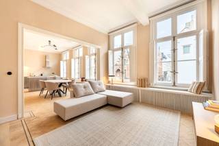 Indeling:Dit unieke éénslaapkamerappartement van 80 m² bevindt zich in een uitzonderlijk 16e-eeuws stadspaleis, een ware aanrader voor wie houdt van...