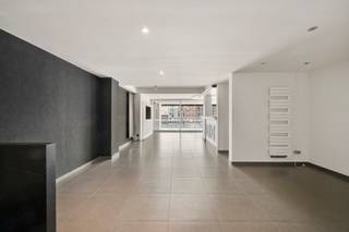 Dit verder af te werken appartement is gelegen op de Grote Markt van Roeselare<br /><br />Momenteel is dit nog ingedeeld als handelspand.<br />De indeling volgens de renders is als volgt: inkomhal, open keuken, eet- en zithoek, terras vooraan, nachthal, 2 slaapkamers (mogelijkheid tot 3 of 4), apart toilet, badkamer, wasplaats en berging.<br /><br />PLUSPUNTEN:<br />- GROTE MARKT ROESELARE<br />- GROOT TERRAS<br />- PRACHTIG ZICHT<br /><br />Meer info of een bezoek ter plaatse? Bel Alina op het nummer 0470856308.