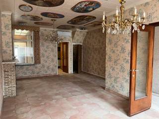 Een mooie kans voor wie op een centrumligging zoekt naar een ruime woning, en mits een grondige aanpak een gezellige gezinswoning met mooie tuin...