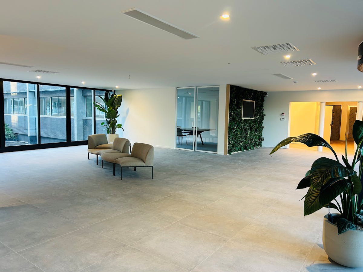 Easily accessible offices (198-415 m²) in Merelbeke - photo 1