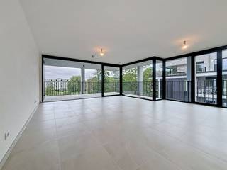 <p><span>Nieuwbouwappartement met twee slaapkamers in residentie Kasteelvijver te Langemark.</span></p><p><span> </span></p><p><span>Dit appartement bevindt zich op de </span><span>tweede verdieping</span><span> en heeft een </span><span>bewoonbaar oppervlakte</span><span> van </span><span>106.66m²</span><span> met </span><span>twee</span><span> </span><span>terrassen</span><span> van </span><span>19m² </span><span>en </span><span>1.33m²</span><span>.</span></p><p><span> </span></p><p><span>Indeling</span><span>: </span></p><p><span>inkomhal/nachthal </span><span>met </span><span>apart toilet</span><span>, </span><span>open keuken</span><span> (nog vrij te kiezen bij keukenbouwer bepaald door bouwheer met vaste handelswaarde), </span><span>leefruimte</span><span> die directe toegang biedt tot het prachtig </span><span>terras </span><span>omgeven door groen</span><span>.</span><span> </span></p><p><span>Verder zijn er nog </span><span>twee</span><span> volwaardige </span><span>slaapkamers </span><span>waarvan één kamer met tot het </span><span>tweede terras.</span></p><p><span> </span></p><p><span>Er is tevens een </span><span>kelderberging</span><span> bij te kopen, alsook mogelijkheid tot aankopen van </span><span>ondergrondse staanplaats.</span></p><p><span> </span></p><p><span>De </span><span>warmwaterproductie</span><span> en de </span><span>vloerverwarming</span><span> zal opgewekt worden door een bodem/water </span><span>warmtepomp met ingebouwde boiler.</span><span> De warmte wordt uit de grond gehaald via </span><span>geothermie.</span></p><p><span>Doorheen het appartement is er </span><span>ventilatiesysteem D </span><span>(mechanische toevoer en afvoer) voorzien.</span></p><p><span>Het appartement beschikt tevens over</span><span> zonnepanelen</span><span> (760Wp) wat het bovendien uiterst zuinig maakt!</span></p><p><span> </span></p><p><span> </span></p><p><span> </span></p>