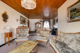 <p><strong>Ideale gezinswoning met veel potentieel nabij centrum Haacht!<br /><br /></strong></p>
<p>Op een <strong>super centrale maar rustige locatie</strong>, vlakbij het centrum van Haacht, bevindt zich deze woning met tal van mogelijkheden.<br />Scholen, winkels en openbaar vervoer zijn vlot bereikbaar, terwijl je toch geniet van rust en privacy.<br /><br /></p>
<p>De woning beschikt over <strong>3 slaapkamers </strong>(2 grote &amp; 1 kleinere kamer) en is gelegen op een <strong>ruim perceel van 520 m²</strong>, ideaal voor spelende kinderen en gezellige familiemomenten in de tuin. Achteraan de tuin bevindt zich een garagebox met plaats voor één wagen en elektrische sectionaalpoort.<br />Een extra troef is de <strong>ruime zolder met vaste trap</strong>, die perfect kan worden ingericht als extra slaapkamer(s), speelruimte of bureau.<br /><br /></p>
<p>Renovatie dringt zich op, maar dit biedt gezinnen de kans om de woning volledig naar eigen smaak en noden in te richten en er een echte thuis van te maken op een uitstekende locatie.</p>