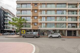 Garagebox te huur op toplocatie in de Kustlaan, pal in het commerciële centrum van Knokke.<br /><br />Deze vlot toegankelijke garagebox bevindt zich op een absolute topligging, midden in het bruisende handelscentrum van Knokke. Ideaal voor wie op zoek is naar een veilige en praktische parkeerplaats op wandelafstand van winkels, restaurants, het strand en de Zeedijk.<br /><br />Afmetingen:<br /><br />Breedte: 2,43 m<br />Hoogte: 1,90 m<br />Lengte: 5,16 m<br /><br />Een unieke opportuniteit voor wie zorgeloos wil parkeren in het hart van Knokke.