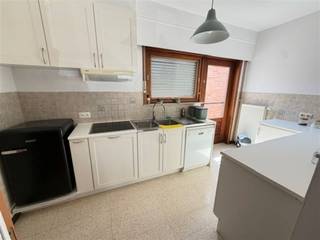 <p><span>Dit aangename gelijkvloersappartement is rustig gelegen in een aangename woonwijk en combineert comfort met een praktische indeling. </span></p><p><span>Het appartement beschikt over een ruime living met open keuken, uitgerust met kasten, kookvuur, dampkap en vaatwasser.</span></p><p><span>Verder omvat het appartement twee slaapkamers, een badkamer met douche en een apart gastentoilet. Vanuit de keuken is er toegang tot het terras en de tuin, ideaal om in alle rust te genieten. </span></p><p><span>Een garagebox maakt het geheel compleet.</span></p><p><span><strong>3 troeven van deze woning:</strong></span></p><ul><li><span>Scholen en winkels bevinden zich vlakbij.</span></li><li><span>De woning geniet van een rustige en aangename ligging.</span></li><li><span>U beschikt over een eigen tuin én garagebox.</span></li></ul><p><span><strong>Info:</strong> BV Monsieur – 0475/62.74.00</span></p>