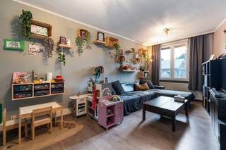 <p><span>Charmante instapklare starterswoning met 3 slaapkamers, vlak bij Recreatiedomein De Schorre.</span><span> <br /><br /></span><span>De geadverteerde prijs is een vanaf prijs.</span></p><p><span>Hier woont u in een groene omgeving met wandel- en fietspaden/routes, terwijl winkels, scholen, openbaar vervoer en belangrijke verbindingswegen richting Antwerpen, Brussel en Mechelen vlot bereikbaar zijn.</span></p><h2><span>Dankzij de combinatie van comfort, bereikbaarheid en een ligging op wandelafstand van De Schorre vormt deze woning de ideale keuze voor starters, jonge gezinnen of investeerders die op zoek zijn naar zorgeloos wonen in het hart van de Rupelstreek.<br /><br /></span><span>Indeling</span></h2><h3><span>Gelijkvloers</span></h3><p><span>Via de inkomhal betreedt u de gezellige leefruimte met aansluitend de open keuken, die zorgt voor een aangenaam en open woongevoel. Naast de keuken bevindt zich een praktische ruime berging met aansluiting voor wasmachine en droogkast, evenals het gastentoilet.</span></p><p><span>Achteraan geniet u van een lichtrijke veranda, een heerlijke plek om het hele tussenseizoen door tot rust te komen. Aansluitend bevindt zich het westgericht terras/tuin, waar u volop kan genieten. Extra troef is de aanwezige aparte achterliggende brandweg.</span></p><h3><span>Eerste verdieping</span></h3><p><span>Op de eerste verdieping bevinden zich twee ruime slaapkamers van respectievelijk 15 m² en 11 m². Verder vindt u hier de badkamer, uitgerust met een douche in bad en een praktisch lavabomeubel.</span></p><h3><span>Tweede verdieping</span></h3><p><span>De tweede verdieping biedt nog een volwaardige zolderkamer van ca. 15 m², ideaal als extra slaapkamer, hobbyruimte of bureau.</span></p><p><span> </span></p><p><span>Extra </span></p><p><span> </span></p><p><span>Gunstig EPC B</span></p><p><span>Elektriciteit conform </span></p><p><span> </span></p>