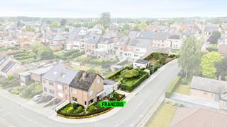 Op een uitstekende locatie in Zottegem, op wandelafstand van het centrum, scholen, winkels en openbaar vervoer, bevindt zich deze goed onderhouden gezinswoning + bouwgrond voor een halfopen bebouwing.<br /><br />De woning beschikt over een charmante inkomhal met vestiaire en gastentoilet. Verder vindt u een stijlvolle eetplaats met zithoek, een keuken en een tweede gezellige leefruimte met toegang tot het terras en de tuin. Daarnaast zijn er nog een veranda, garage en kelder aanwezig.<br /><br />Op de eerste verdieping bevinden zich drie volwaardige slaapkamers en een badkamer. De tweede verdieping omvat een vierde slaapkamer en twee zolderruimtes.<br /><br />Dankzij de degelijke constructie en het uitstekende onderhoud vormt deze woning de ideale basis voor wie op zoek is naar een renovatieproject dat volledig naar eigen smaak kan worden afgewerkt.<br /><br />De absolute meerwaarde van deze eigendom is de geplande verkaveling (reeds in aanvraag) van het perceel, waarbij het achterliggende gedeelte bestemd wordt als bouwgrond voor een halfopen bebouwing. Een unieke opportuniteit voor wie wonen en investeren wil combineren op een toplocatie nabij het centrum.<br /><br />Interesse in deze eigendom? Vraag vandaag nog uw bezoek aan! <br /><br />Denk je eraan om je woning in Zottegem of omgeving te verkopen? Neem vrijblijvend contact op met Stefanie van Immo Francois voor een gratis schatting via stefanie@immofrancois.be.<br /><br />