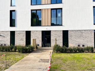 <strong>Gelijkvloers app met 1 slpkm, tuin, staanplaats binnen en kelderberging<br />Ideaal appartement voor alleenstaande of koppel !</strong><br />Dit prachtige nieuwbouwappartement combineert moderne luxe met een rustige woonervaring, en is perfect voor wie op zoek is naar comfort en stijl.<br />Bij binnenkomst betreedt u een ruime inkomhal met ingemaakte kasten en die uitkomt in een smaakvolle leefruimte. Deze open leefruimte, met aansluitende keuken, beschikt over alle keukentoestellen, incl. vaatwas. Geen probleem voor het plaatsen van kasten door de aanwezigheid van vloerverwarming.<br />De slaapkamer biedt een oase van rust, en grenst direct aan een elegante badkamer met inloopdouche. Een grote berging biedt volop opbergruimte, handig voor wasmachine, droogkast, en zoveel meer.<br />Buiten is het heerlijk genieten op het grote privéterras, dat direct uitkijkt over een groene tuin. Deze buitenruimte maakt het appartement perfect voor liefhebbers van de buitenlucht.<br />Tevens is er ook een staanplaats en een kelderberging aanwezig bij dit appartement.<br /><strong>Enkele extra pluspunten :</strong><br />- Appartement volledig geschilderd<br />- Alle verlichting aanwezig<br />- Gordijnen, zowel glasgordijnen als overgordijnen<br />- Energiezuinig, overal vloerverwarming<br />- Overal schilderij rails aanwezig<br />Kortom, een heerlijk comfortabel appartement waar u direct kunt intrekken en volop kunt genieten van het leven! Instapklaar en volledig afgewerkt. Beschikbaar vanaf 1 oktober<br /><strong>Prijs : 795 € + 70 € syndic/maand</strong>
