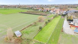 Cette maison semi-ouverte respire le caractère et le charme et offre, grâce à ses nombreux espaces chaleureux, beaucoup de convivialité. Située dans le paisible Westkapelle, vous pourrez profiter ici de la combinaison idéale entre le calme rural et la proximité du centre.<br /><br />La propriété est située sur un terrain exceptionnellement spacieux et ensoleillé d'environ 2012 m², avec une vue dégagée et du soleil du matin au soir. La propriété dispose d'un agencement pratique parfaitement adapté au confort de vie contemporain. À l'arrière de la maison, vous trouverez d'abord une cour intérieure confortable, avec accès à une salle de loisirs/bar/poolhouse accueillante. À côté de ce poolhouse se trouve un grand garage avec des possibilités de rangement supplémentaires. Une terrasse ensoleillée a été aménagée dans le jardin. De plus, il y a aussi une douche extérieure.<br /><br />La maison combine un caractère authentique avec un confort contemporain et offre, grâce à son emplacement exceptionnel et à son grand terrain, une opportunité unique.<br /><br />Disposition :<br />- Joli jardin avant aménagé et allée.<br />- Hall d'entrée avec toilettes pour invités,<br />- Salon confortable avec coin salon et salle à manger attenante,<br />- Cuisine spacieuse avec cuisinière de qualité de la marque SMEG,<br />- Deuxième coin salon très agréable avec poêle à bois,<br />- Espace de rangement pratique,<br />- Accès à l'espace extérieur avec poolhouse et cour intérieure,<br />- Jardin exceptionnellement spacieux avec vue dégagée, terrasse aménagée et douche extérieure,<br /><br />Premier étage :<br />- Palier,<br />- Chambre principale spacieuse,<br />- Deuxième chambre spacieuse,<br />- Dressing/troisième chambre.<br />- Salle de bains récemment rénovée avec toilettes, douche à l'italienne, lavabo et baignoire,<br /><br />Supplémentaire :<br />- Possibilité d'achat d'un terrain supplémentaire (1648m²) de l'autre côté de la rue.<br />- 19 panneaux solaires présents.<br /><br />Une opportunité unique pour ceux qui recherchent espace, tranquillité et caractère près de Knokke. Intéressé ? Contactez-nous pour une visite sur place.