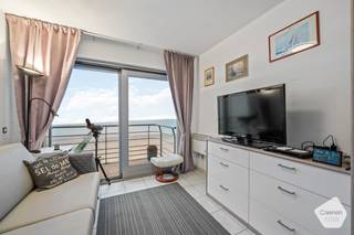 De studio is gelegen op de zeedijk, vlakbij de Grote Markt en de jachthaven, en geniet van een prachtig frontaal zeezicht. Dankzij de ligging op...