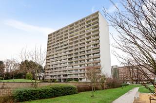 <div><div> <p>Appartement met panoramisch uitzicht.</p><p>Dit aantrekkelijke appartement is gelegen op de 13de verdieping en biedt een indrukwekkend panoramisch uitzicht over de stad. Met een oppervlakte van 80 m² geniet u van een praktische indeling en veel natuurlijk licht, ideaal voor wie graag comfortabel en stijlvol woont. Bij binnenkomst komt u in de inkomhal met vestiaire, die rechtstreeks toegang geeft tot de leefruimte met laminaatvloer en een prachtig uitzicht. De keuken is uitgerust met gasvuur, dampkap en oven. Vanuit de nachthal met ingemaakte kasten bereikt u twee comfortabele slaapkamers van 13 m² en 9 m², een afzonderlijk toilet en een functionele badkamer met ligbad, wastafelmeubel en aansluitingen voor de wasmachine.  Het ruime terras van 13 m² nodigt uit om te ontspannen en te genieten van het uitzicht. Extra troeven zijn de privatieve kelderberging en de gemeenschappelijke ondergrondse fietsenstalling, met de mogelijkheid tot aankoop van een autostaanplaats voor € 15.000. </p></div> </div>