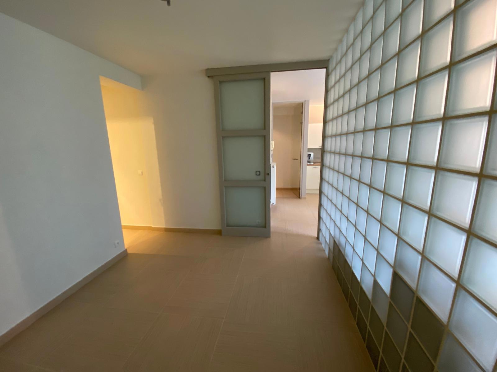 Appartement met autostaanplaats op goede ligging! - foto 5