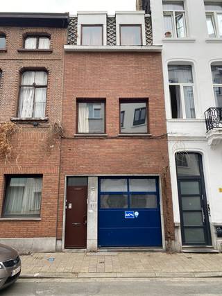 Dit goed onderhouden huis biedt een comfortabele woonervaring, gelegen in de centrum van Antwerpen en geniet van het volgende: Een keuken, een aangename Living/ salon en een aparte terras. Het huis beschikt over drie ruime slaapkamers, en heeft bovendien een gunstige EPC-score. De elektriciteit is conform en beschikt over dubbele beglazing wat bijdraagt aan een zorgeloos en energie-efficiënt woongenot. Het is ideaal gelegen met makkelijke toegang tot winkels, openbaar vervoer en andere voorzieningen. Het huis biedt tevens een advocaatkantoor op de glv. Ook is er een garage voorzien met een elektrische poort. Kortom, een huis met veel potentieel! Mis deze kans niet en plan vandaag nog een bezichtiging in!