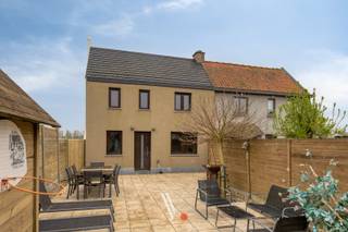 Deze gerenoveerde halfopen woning in Ingelmunster is op zoek naar een nieuwe bewoner.<br />De woning biedt tal van troeven zoals vernieuwde binnenruimtes, een aangename tuin en een ruime carport. Dankzij de ligging op ongeveer 60 meter van de openbare weg geniet je hier van extra rust en privacy.<br />De woning werd reeds grotendeels gerenoveerd en dient op enkele plaatsen nog verder afgewerkt te worden, waardoor je de kans krijgt om deze verder naar eigen smaak af te werken.<br /><br />Dankzij de vernieuwde ramen, extra isolatie en centrale verwarming behaalt de woning een <strong>EPC-label C</strong>, wat bijdraagt aan een comfortabel woonklimaat.<br />Met <strong>2 ruime slaapkamers</strong> en een zolder die perfect kan ingericht worden als <strong>extra slaapkamer</strong> of hobbyruimte, biedt deze woning voldoende mogelijkheden voor starters, koppels of gezinnen.<br /><br /><strong>Indeling:</strong><br /><strong>Gelijkvloers:</strong> inkomhal, woonkamer met eetplaats, keuken, badkamer en berging<br /><strong>Eerste verdieping:</strong> 2 ruime slaapkamers<br /><strong>Zolder:</strong> bereikbaar via vaste trap en geschikt als slaapkamer, bureau of hobbykamer<br /><br /><strong>Voornaamste troeven:</strong>
<ul>
<li><span>Rustige ligging met veel privacy </span></li>
<li><span>Leuke tuin met tuinberging </span></li>
<li><span>Ruime carport </span></li>
<li><span>Mogelijkheid tot verdere afwerking naar eigen smaak</span></li>
</ul>