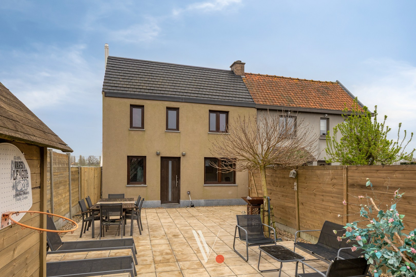 Gerenoveerde halfopen woning met tuin en carport in Ingelmunster - foto 1