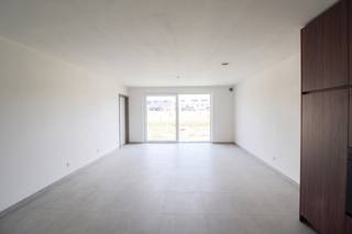 Op de grens van Roeselare en Hooglede, in de Simonne Brugghestraat, staan deze halfopen en gesloten nieuwbouwwoningen in een rustige en kindvriendelijke buurt. Ze charmeren met hun unieke nieuwbouwstijl, waarbij een goede bereikbaarheid en een groene omgeving perfect samenkomen. Je kunt gemakkelijk de autosnelweg nemen of het openbaar vervoer gebruiken. Bovendien geniet je van de nabijheid van ziekenhuizen, scholen, winkels en diverse recreatiemogelijkheden, waardoor het een ideale woonplek is voor zowel jong als oud.<br /><br /><strong>Troeven van deze woningen:</strong>
<ul>
	<li>Instapklare, energiezuinige woning;</li>
	<li>Vloerverwarming op het gelijkvloers in combinatie met het warmtenet;</li>
	<li>3 ruime slaapkamers;</li>
	<li>Badkamer uitgerust met een inloopdouche, bad en dubbel lavabomeubel;</li>
	<li>Ruime inpandige garage met automatische sectionaalpoort;</li>
	<li>Vanuit de garage is er toegang tot de aangelegde tuin;</li>
</ul>
Wil je meer informatie? Neem dan nu nog contact met ons op!