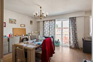 Op zoek naar een lichtrijk appartement op een rustige locatie in Deurne? Dit appartement bevindt zich op de tweede verdieping van een kleinschalig gebouw en geniet van de volgende indeling:<br /><br />Via de inkomhal komt u terecht in de lichtrijke leefruimte van (20 m²). Deze biedt voldoende plaats voor een gezellige zithoek en eetruimte. Aansluitend bevindt zich het terras vooraan, waar u kan genieten van een open zicht op de rustige straat.<br /><br />De aparte keuken is functioneel ingericht en geeft toegang tot een tweede, kleiner terras achteraan.<br /><br />Verder beschikt het appartement over een nachthal die toegang biedt tot de slaapkamer (ca. 11,5 m²), een badkamer en een aparte bergruimte.<br />De badkamer is uitgerust met een ligbad en lavabomeubel.<br /><br />Daarnaast is er nog een praktische berging op het gelijkvloers inbegrepen, wat zorgt voor extra opslagmogelijkheden.<br /><br />Tot slot is er nog een inpandige garage, met oprit verplicht mee aan te kopen aan 16.000€. <br /><br />Het appartement is op heden verhuurd en de huurder wilt graag blijven. <br /><br />Troeven:<br />+ Rustige ligging<br />+ Gunstig EPC / conforme elektriciteit<br />+ Twee terrassen<br />+ Garage met berging en oprit<br />+ Ideaal als investering<br /><br />Interesse in dit appartement? Contacteer ons op 03 337 50 70 of via info@vbvastgoed.be.