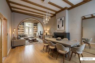 <p>Gelegen in het hart van Mechelen, in de rustige en gegeerde Langhestraat 40, bevindt zich deze karaktervolle woning met een uitzonderlijk potentieel. Deze charmante stadswoning combineert een centrale ligging met de rust van een aangename straat, waar alles wat u nodig heeft zich op wandelafstand bevindt: winkels, scholen, openbaar vervoer en gezellige horecazaken.</p><p></p><p>Bij het betreden van de woning wordt u meteen verwelkomd door de authentieke elementen die het pand zijn unieke uitstraling geven. De karaktervolle gevel, de prachtige glasramen en de originele details zorgen voor een warme en tijdloze sfeer. Deze woning ademt geschiedenis en charme, en biedt tegelijkertijd een uitgelezen kans om ze volledig naar eigen smaak te moderniseren.</p><p></p><p>Op het gelijkvloers vindt u bijzonder ruime en lichtrijke leefruimtes met een aangename plafondhoogte van meer dan 3 meter, wat zorgt voor een open en aangenaam gevoel. De centrale hal vormt een mooie verbindingsas tussen de verschillende ruimtes en benadrukt het gevoel van ruimte en structuur in de woning. Aan de ene zijde bevindt zich de ruime leefruimte, terwijl aan de andere zijde een veelzijdige kamer is voorzien die perfect kan ingericht worden als thuisbureau, speelkamer of hobbyruimte. Verder is er een eethoek met aansluitende keuken, die uitgeeft op een buitenkoer. Deze buitenruimte vormt een ideale plek om in alle rust te genieten. Een gastentoilet vervolledigt het gelijkvloers.</p><p></p><p>De eerste verdieping beschikt over vier volwaardige kamers met oppervlaktes van respectievelijk 18 m², 17 m², 16 m² en 10 m². Deze ruimtes bieden tal van mogelijkheden, zowel voor een groot gezin als voor wie extra kamers wenst in te richten als bureau, dressing of logeerkamer. Daarnaast is er een badkamer aanwezig op deze verdieping.</p><p></p><p>Een absolute troef van deze woning is de ruime zolderverdieping. Hier is de originele dakstructuur volledig zichtbaar, wat een prachtig karakterelement vormt en de authentieke charme van het pand extra benadrukt. Deze ruimte biedt de mogelijkheid om verder afgewerkt te worden tot extra kamers, een master suite of een creatieve invulling naar wens. Dankzij het volume, de zichtbare balken en de structuur van het dak zijn hier heel wat mogelijkheden te realiseren, terwijl de historische sfeer behouden blijft.</p><p></p><p>Hoewel de woning renovatie vereist, is dit net haar grote sterkte: u krijgt de kans om een authentiek pand volledig te transformeren tot een hedendaagse en comfortabele thuis, zonder in te boeten aan karakter en charme.</p><p></p><p>Kortom, deze woning is een unieke opportuniteit voor wie op zoek is naar ruimte, authenticiteit en een topligging in Mechelen, en die bereid is om de handen uit de mouwen te steken om van dit pand een echte parel te maken.</p><p><br />✅ Bruikbare vloeroppervlakte 168 m² (bron: EPC)<br />✅ Ruime zolder met uitbreidingsmogelijkheden<br />✅ 4 slaapkamers<br />✅ Praktische indeling met veel ruimte</p>