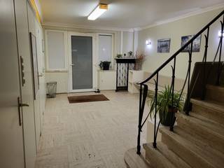 Dit lokaal kan uw uitvalbasis worden als psycholoog, kinesist, osteopaat, ... . De ruimte is gelegen in een medisch centrum, vlakbij vlotte...