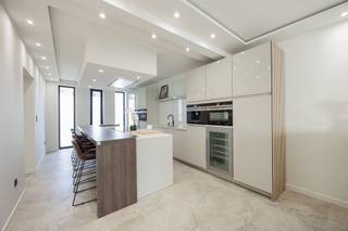 <p><span>Malines Sud est l'endroit idéal pour ceux qui veulent se rendre à Bruxelles ou à Anvers. La circulation y est très lente en raison de la proximité d'un petit rétrécissement de route. Derrière le jardin, vous passez par une route et garez votre voiture devant votre propre garage box, qui est inclus dans la vente. Esthétiquement, cette maison se distingue par la belle combinaison de briques collées blanches et noires sur la façade, combinée à des fenêtres en alu noir. La qualité a été résolument choisie sur tous les fronts : escaliers en béton revêtus de bois, carrelage de 90 x 90 cm, chauffage par le sol, canalisations et gouttières en zinc patiné noir, etc. Les finitions coûteuses autour du meuble TV et sur les plafonds prouvent que cette maison n'a pas été rénovée pour gagner de l'argent, mais bien pour en faire une belle demeure pour les décennies à venir. La cuisine équipée présente un niveau de finition inégalé, avec un plan de travail en composite et un îlot où l'on peut manger à 5 personnes. Un Quooker et de nombreux appareils Siemens agrémentent la cuisine : lave-vaisselle, grill, plaque de cuisson, lave-linge, congélateur, réfrigérateur, machine à expresso intégrée, 2 réfrigérateurs à vin et pas moins de 3 fours (tous combi’s, dont 2 avec fonction vapeur). Aux étages, on trouve 4 chambres confortables et 2 salles de bains. La grande salle de bains  comprend une douche spacieuse à l'italienne, des toilettes suspendues et une double armoire avec des colonnes. Dans le grenier, une pièce supplémentaire entièrement finie est cachée sous le toit. Dans le jardin clos, derrière la terrasse carrelée, un grand figuier orne la pelouse.</span></p>