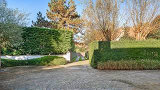 Prachtige en uitzonderlijk ruime eigendom, schitterend gelegen op 3.200 m², langs een rustig paadje, in hartje Zoute en op wandelafstand van...