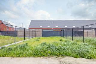 Bent u op zoek naar een energiezuinige, instapklare woning op een rustige locatie? Dan is deze prachtige nieuwbouwwoning, gelegen in een kindvriendelijke en doodlopende straat, precies wat u zoekt!
De ligging is een absolute troef: rustig gelegen, maar toch vlakbij winkels, scholen, openbaar vervoer en belangrijke invalswegen.
Deze hedendaagse BEN-woning combineert comfort, kwaliteit en een doordachte indeling. Via de inkomhal, voorzien van een apart gastentoilet, betreedt u de ruime leefruimte met grote raampartijen. Deze zorgen voor een aangename lichtinval en biedt een mooi zicht op de charmante tuin. Aansluitend vindt u de volledig uitgeruste keuken met kwalitatieve toestellen en een ruime berging.
Op de eerste verdieping bevinden zich 3 volwaardige slaapkamers, een apart toilet en een ruime badkamer met dubbele lavabo, een inloopdouche én een ligbad. Daarnaast is er een ruime zolder aanwezig, perfect inzetbaar als hobbyruimte of extra bergruimte.
Dankzij de kwalitatieve en doordachte afwerking, geniet u van een zorgeloze woonervaring op lange termijn. Dankzij het lage E-peil geniet u van een uiterst energiezuinige woning met lage maandelijkse kosten, ideaal voor wie duurzaam en toekomstgericht wil wonen.
Verder is de woning uitgerust met een regenwaterput van 10.000 liter, ventilatiesysteem type D, 7 zonnepanelen (3045Wp) en vloerverwarming op de gelijkvloers.
Neem gerust contact op voor meer info
tbaete@trevi.be