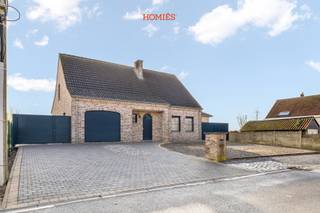 In een rustige en groene omgeving in Holsbeek bevindt zich deze charmante woning met een aangename, zuidgerichte tuin waar u de hele dag door kan genieten van zon en privacy. Winkels, scholen en verbindingswegen zijn bovendien vlot bereikbaar. Bij het betreden van de woning komt u in de inkomhal, die toegang biedt tot de leefruimte. De leefruimte geniet van een mooi zicht op de tuin, waar een gezellige kachel zorgt voor extra sfeer en warmte. Aansluitend bevindt zich de keuken, eveneens met aangenaam zicht op de tuin. Via de keuken heeft u toegang tot de berging alsook de garage. Verder is er op het gelijkvloers nog een praktische wasruimte met douche voorzien. Op de eerste verdieping beschikt de woning over drie volwaardige slaapkamers, ideaal voor een gezin, thuiswerk of hobbyruimte. De ruime badkamer is uitgerust met een ligbad en een lavabo. Daarnaast is de woning volledig onderkelderd, wat extra bergruimte biedt. De tuin beschikt over een gezellig terras en een praktisch tuinhuis. Bijkomde pluspunt is de aanwezigheid van zonnepanelen. De woning is beschikbaar vanaf 1 januari 2027. Kortom, een ideale woning voor wie rustig wil wonen met een mooie tuin en alle nodige comfort. Interesse? Contacteer ons via info@homies.be of 016 22 82 22 voor meer informatie of een bezoek ter plaats