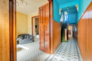Immo Pické biedt u deze gunstig gelegen woning aan en gelegen in de nabijheid van alle voorzieningen, scholen, winkels, openbaar vervoer en invalswegen. Deze woning bestaat op het gelijkvloers uit een inkomhal, een leefruimte met salon en eetkamer, een keuken en een badkamer. Op de eerste verdieping beschikt deze woning over een nachthal en 3 ruime slaapkamers. Via een vaste trap begeven we ons naar de zolderverdieping waar we nog een nachthal terugvinden samen met een inrichtbare zolder (mogelijkheid om 2 extra kamers te maken). Vervolgens beschikt de woning over verschillende kelders en een tuin.