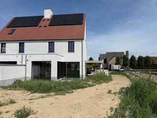 Deze ruime energiezuinige nieuwbouwwoning (bewoonbare oppervlakte +/- 197 m²) beschikt over 3 volwaardige slaapkamers en een badkamer. Er is de mogelijkheid voor een vierde, vijfde en badkamer op zolder. Buiten is er een carport voorzien en zuidwest gerichte tuin.<br /><br />Deze woning wordt volledig afgewerkt.<br /> <br />INDELING<br /><br />Gelijkvloers:<br />Inkomhal - apart toilet - leefruimte - open keuken - wasplaats/berging- tuin - carport <br /><br />Eerste verdiep:<br />Nachthal - apart toilet - slaapkamer 1 - slaapkamer 2 - slaapkamer 3 - badkamer met bad en douche<br /><br />Tweede verdiep:<br />Zolder met vaste trap met mogelijkheid om een 4de slaapkamer + 5de slaapkamer + badkamer + bergruimte te creëren<br /><br />Derde verdiep:<br />Extra zolder met valtrap<br /><br />TROEVEN<br /><br />+ BEN-woning - 10 zonnepanelen<br />+ Regenwaterput 10.000l<br />+ Ventilatiesysteem D<br />+ 4 verdiepingen<br />+ Mogelijkheid voor 4de &amp; 5de kamer &amp; badkamer in zolder<br />+ Woning wordt nog volledig afgewerkt<br />+ Volledige vrijstelling onroerende voorheffing eerste 5 jaar<br /><br />Verkoop onder 21% BTW! <br /><br />Contacteer ons voor een afspraak 065 605 605 of via matisse.vandererven@dewaele.com<br /><br />Deze AI-visualisaties zijn bedoeld als inspiratie. Er werd geen rekening gehouden met technische specificaties, stedenbouwkundige voorschriften of de concrete mogelijkheden tot realisatie.