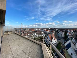 Dit uitzonderlijke hoekappartement aan het strand van Duinbergen werd recent volledig gerenoveerd en wordt ongemeubeld te huur aangeboden. Bij...
