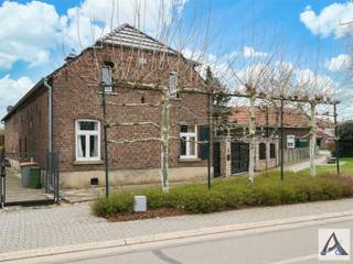 <p><span>Uniek karakterpand met eindeloze mogelijkheden in het charmante Kessenich</span></p><p><span>Laat u verrassen door deze uitzonderlijke eigendom in het idyllische Kessenich, waar authenticiteit, ruimte en potentieel hand in hand gaan. Deze deels gerenoveerde woning biedt een zeldzame kans voor wie op zoek is naar een stijlvolle thuis, een combinatie van wonen en werken, of een aantrekkelijk investeringsproject.</span></p><p><span>U wordt verwelkomd in een sfeervolle inkomhal die meteen de toon zet. Het gelijkvloers omvat een gezellige zitruimte met bureauruimte, een lichtrijke eetruimte met keuken en badkamer, een tweede inkomhal met vestiaire, een apart gastentoilet en een praktische berg- en wasruimte.</span></p><p><span>Op de verdieping bevinden zich drie volwaardige slaapkamers. De royale master bedroom, voorzien van een ingebouwde kitchenette en eigen doucheruimte, is perfect als luxueuze suite of gastenkamer. Daarnaast zijn er nog twee comfortabele slaapkamers, waaronder een ruime familiekamer met open doucheruimte.</span></p><p><span>Een absolute blikvanger is de indrukwekkende, authentieke stal. Deze unieke ruimte biedt een ongeëvenaard potentieel om omgevormd te worden tot een prachtige loft met zicht op de tuin een echte eyecatcher waar karakter en luxe samenkomen.</span></p><p><span>Ook voor zelfstandigen is dit pand een buitenkans. De ruime loods met sectionaalpoorten aan voor- en achterzijde biedt tal van mogelijkheden en is uitgerust met een inkomhal, toilet, bureel- of vergaderruimte en kitchenette. De extra opslagruimte op de verdieping, samen met voorzieningen zoals een smeerput, drijfkracht en allesbrander, maken dit geheel perfect voor een professionele activiteit aan huis.</span></p><p><span>Gelegen op een royaal perceel geniet u hier van rust, ruimte en tal van ontwikkelingsmogelijkheden. Als extra troef beschikt het terrein over een gezellige chalet met karakteristieke elementen en een authentieke pizza-oven de ideale plek om te ontspannen, gasten te ontvangen of een unieke beleving te creëren.</span></p><p><span>Kessenich staat bekend als een verborgen parel in het Maasland en trekt tal van toeristen dankzij de prachtige natuur, de Maasplassen en het uitgestrekte fiets- en wandelnetwerk. Dit maakt de eigendom uitermate geschikt voor wie droomt van een charmante en succesvolle B&amp;B op een toplocatie.</span></p><p><span>Rustig gelegen en toch vlot bereikbaar, biedt dit pand een unieke combinatie van karakter, ruimte en toekomstmogelijkheden. Een zeldzame kans die u niet wil missen.</span></p><p><span> </span></p><p><span>Neem vandaag nog contact met ons op via <span>info@immopa.be</span></span><span> of via 089/50.35.85.</span></p>