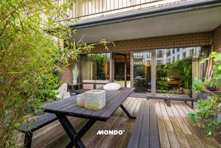Instapklaar gelijkvloers appartement met terras én private garagebox in hartje Antwerpen! 📍<br /><br />Op zoek naar de ideale starterswoning of een slimme opbrengsteigendom in Antwerpen centrum? Dit instapklare (en optioneel volledig bemeubelde) 2-slaapkamer appartement in de Lange Sint-Annastraat biedt het allemaal. Gelegen op een toplocatie nabij de Universiteit Antwerpen, de Ossenmarkt en het Eilandje.<br /><br />Waarom u deze kans niet mag missen:<br />Lichtruime living met kamerhoge ramen en een volledig uitgeruste open keuken + berging.<br />2 volwaardige slaapkamers en een moderne badkamer.<br />Gezellig terras — een zeldzame luxe in de binnenstad!<br />Inclusief ondergrondse private garagebox (nooit meer zoeken naar parkeerplek).<br /><br />Het appartement is direct bewoonbaar en het meubilair kan desgewenst worden overgenomen. Perfect voor eigen bewoning of als zorgeloze investering met een hoog verhuurpotentieel.<br /><br />✨ Sleutels van uw nieuwe stadsavontuur bemachtigen?<br />Appartementen met deze troeven zijn snel weg. Contacteer Tim vandaag nog voor een bezoek!<br />📞 0483 60 60 60 | ✉️ tim@mondovastgoed.be